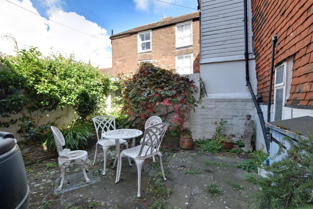 Lot: 129 - PERIOD HOUSE FOR IMPROVEMENT - Courtyard